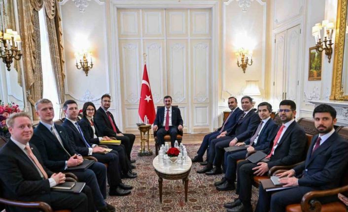 Cumhurbaşkanı Yardımcısı Yılmaz, İngiliz milletvekili Khan ile görüştü