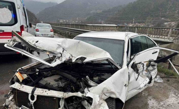 D-650’de otomobil bariyerlere çarptı: Yaşlı çifti kaza ayırdı
