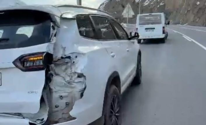 Dağdan kopan kayalar aracın üzerine düştü