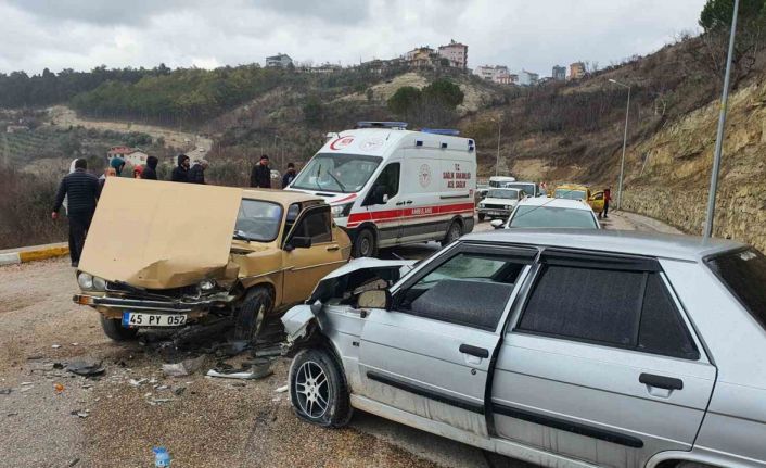 Demirci’de iki otomobil çarpıştı: 3 kişi yaralandı