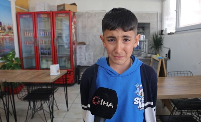Depremde babasını kaybeden 10 yaşındaki çocuk, ağlayarak annesine sarıldı