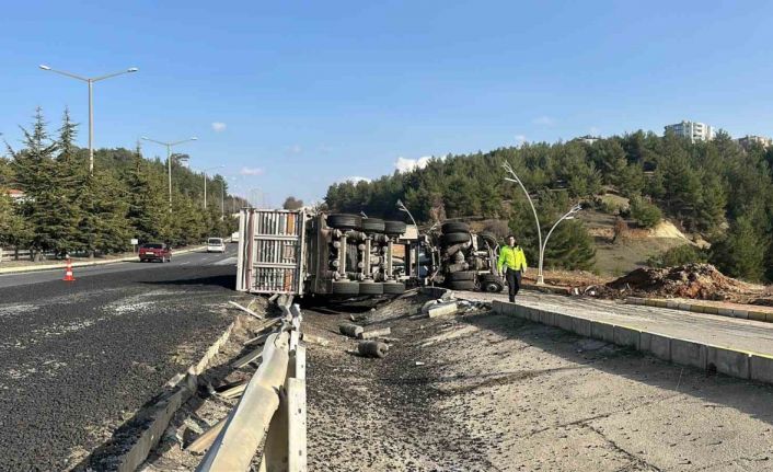 Devrilen kömür yüklü tırın sürücüsü yaralandı
