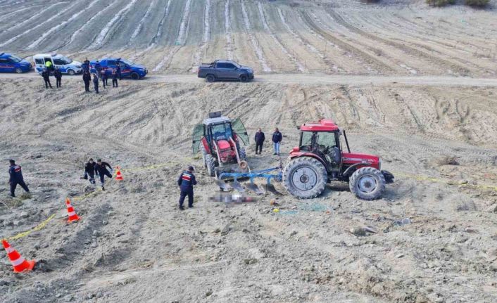 Devrilen traktörün altında can verdi