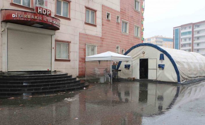 Diyarbakır anneleri soğuk hava şartlarına rağmen evlat nöbetini sürdürüyor