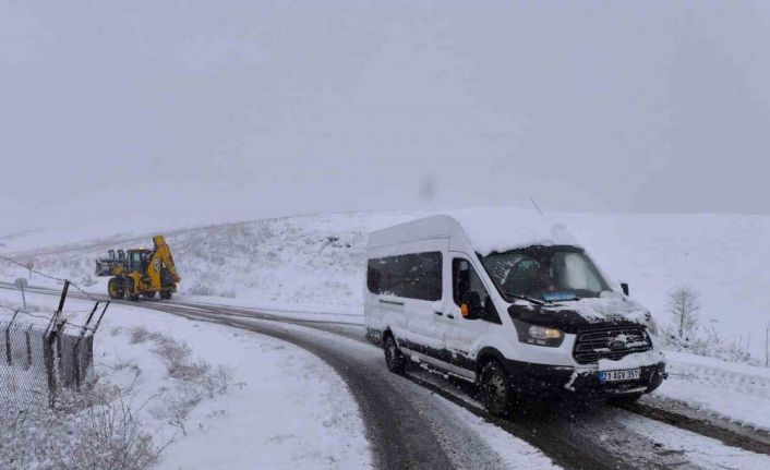 Diyarbakırda kara saplanan öğretmen servis aracı kurtarıldı