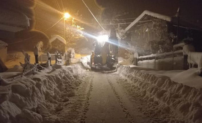 Düzce’de kardan kapanan yollar açılıyor