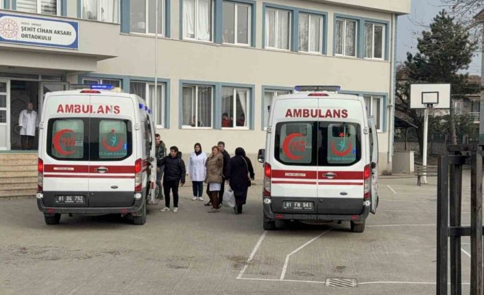 Düzce’de karın ağrısı şikayetiyle 5 öğrenci hastaneye kaldırıldı
