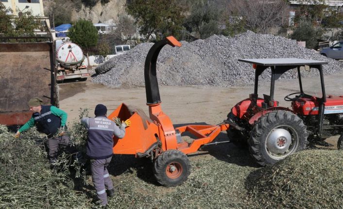 Edremit Belediyesi kompost makinesi ile organik gübre üretiyor