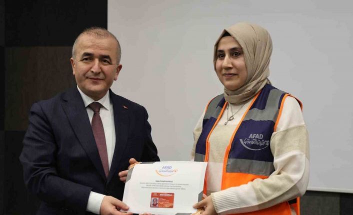 Eğitimlerini tamamlayan AFAD gönüllüleri sertifikalarını aldı