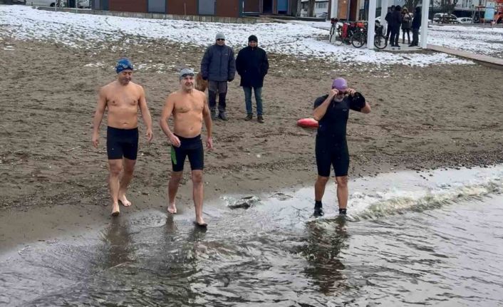 Eksi 3 derecede İznik Gölü’ne girdiler