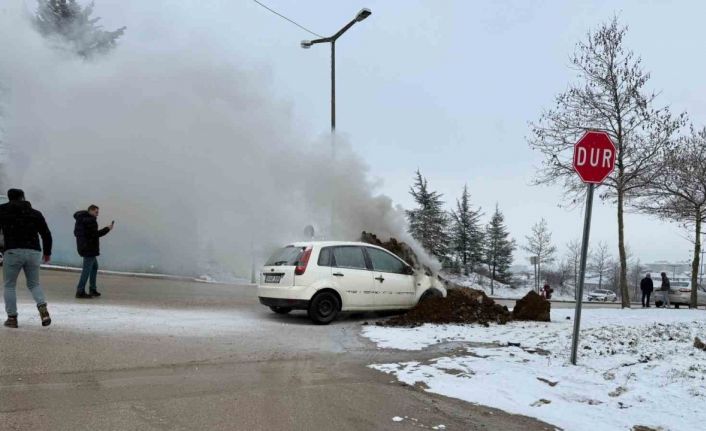 Ekskavatör toprak atarak yanan otomobili söndürdü