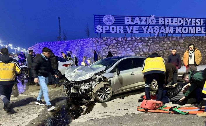 Elazığ’da iki otomobil çarpıştı: 2’si ağır 3 yaralı