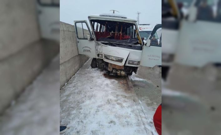 Elazığ’da minibüs istinat duvarına çarptı: 9 yaralı