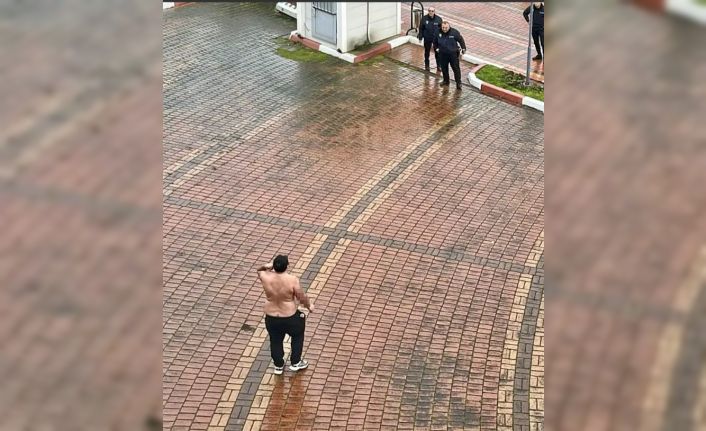 Elinde kesici aletle yarı çıplak halde belediyenin kapısına dayandı