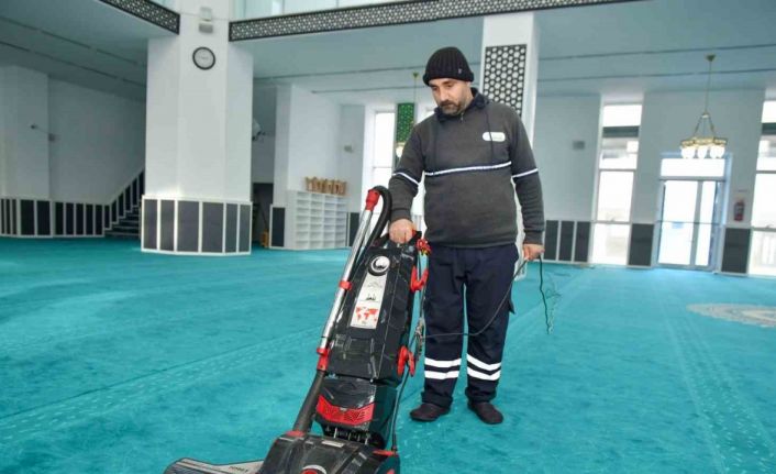 Esenyurt’ta camiler ilk teravih namazına hazırlandı
