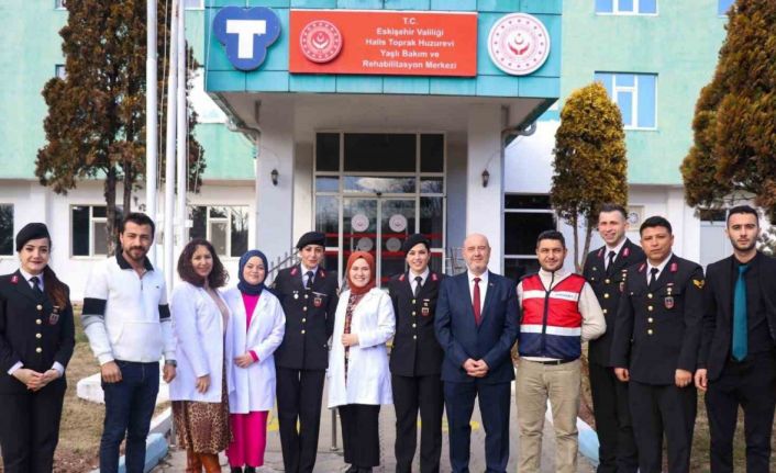 Eskişehir İl Jandarma Komutanlığı’ndan huzurevine anlamlı ziyaret