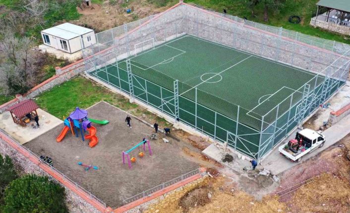 Eşme Ahmediye halı sahası tamamlandı