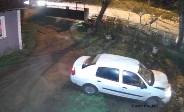Evin bahçesine uçan araç köpek kulübesini parçaladı