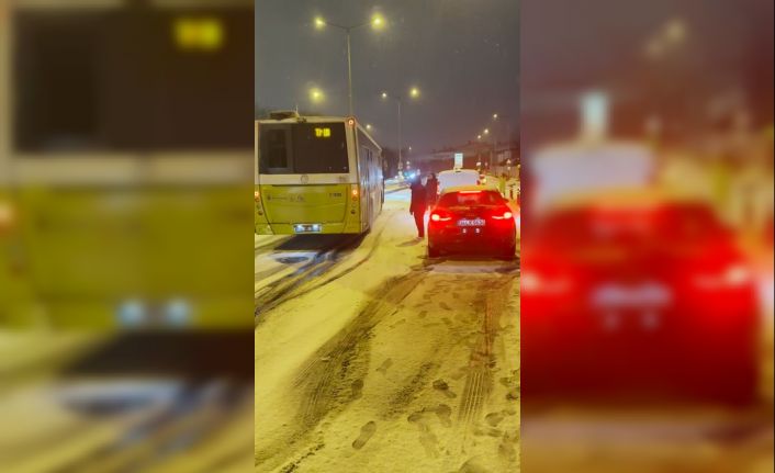 Eyüpsultan’da karlı havada otomobiller kaza yaptı, İETT otobüsü yolda kaldı