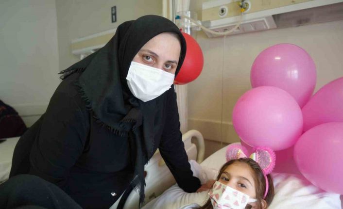Fedakar anne, 8 yaşındaki kızına böbreğini verdi