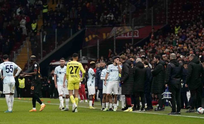 Galatasaray - Adana Demirspor maçı tatil edildi
