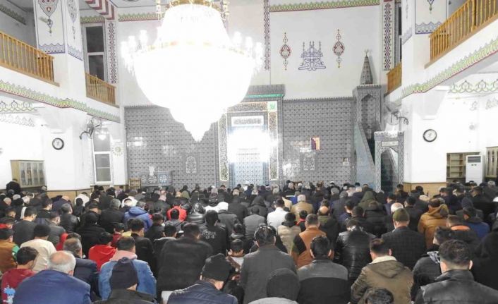 Gaziantep’te ilk teravih namazında camiler doldu