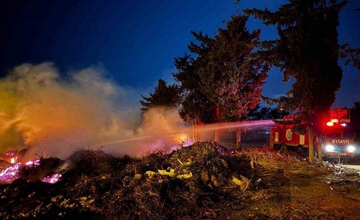 Gazipaşa’da atıkların biriktiği sahilde çöplük yangını