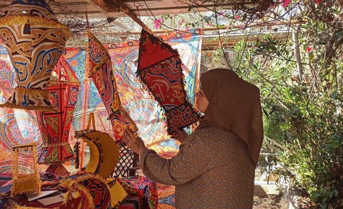 Gazzeli kadın yardım kutularından Ramazan feneri yapıyor