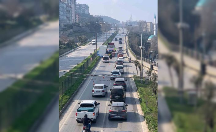 Gemlik’te tırın üzerindeki makine yola devrildi
