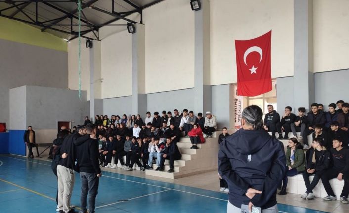 Gençler, terörizm ve güvenlik konusunda bilgilendiriliyor