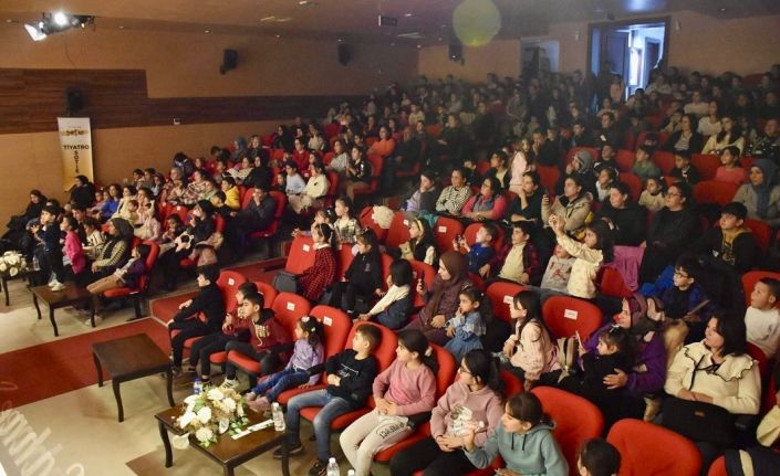 Germencikli çocuklar, müzikli tiyatro ile eğlendi