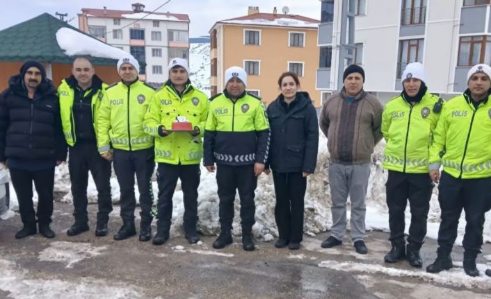 Görevdeki polise eksi 15 derecede doğum günü sürprizi