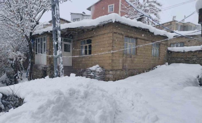 Hakkari’de 31 yerleşim yerinin yolu kapandı