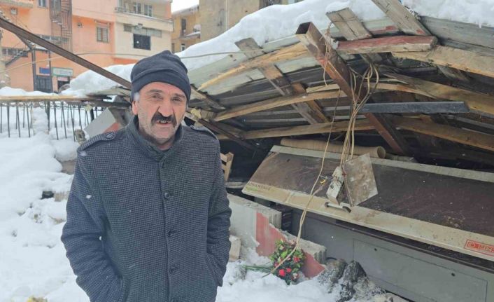 Hakkari’de karın ağırlığına dayanamayan atölyenin çatısı çöktü