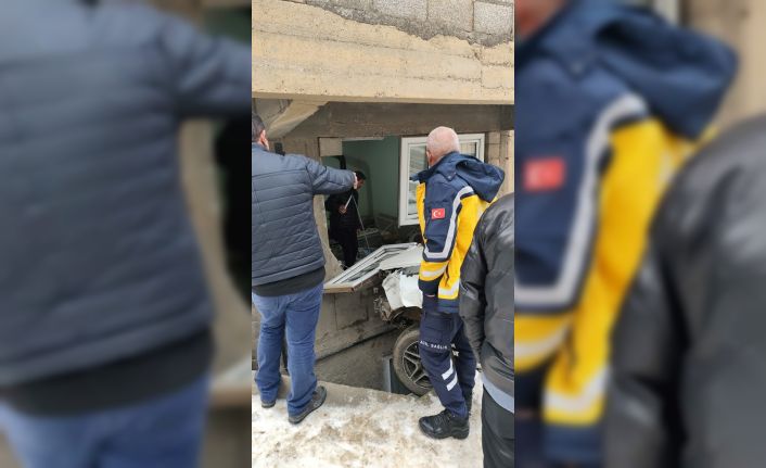 Hakkari’de park halindeki araç yokuş aşağı kayarak evin duvarını yıktı