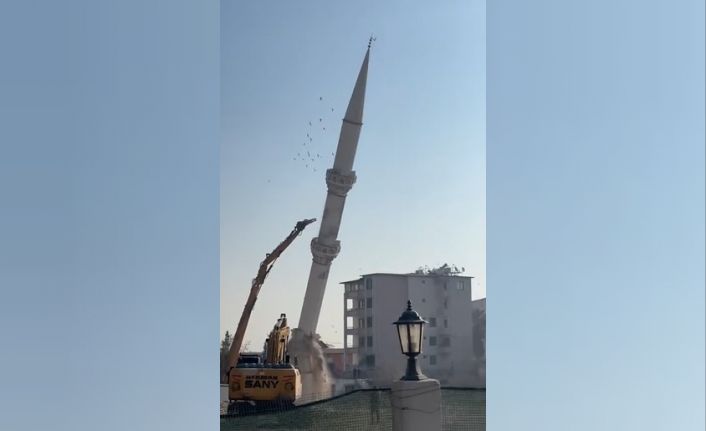 Hasarlı minare iş makinesinin dokunuşuyla yerle bir oldu