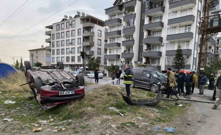 Hatay’da hafif ticari araç otomobille çarpıştı: 3 yaralı