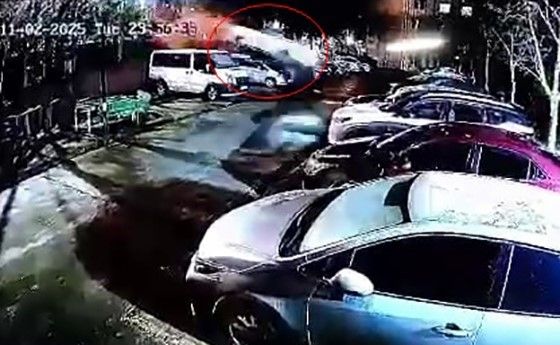 Hayrete düşüren kaza: Sitede park halindeki araçların üzerinden böyle uçtu