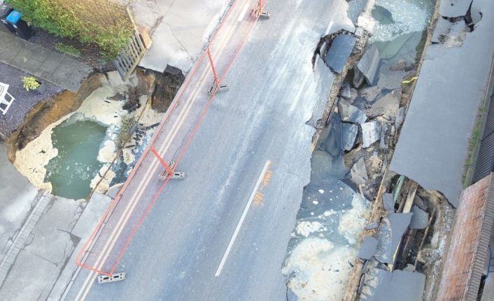 İngiltere’de 20 metre genişliğindeki obruk bahçeyi yuttu