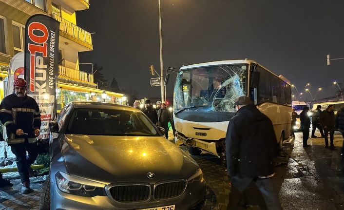 İşçi servisi ışıkta bekleyen 5 araca çarptı: 7 yaralı