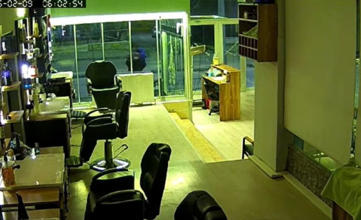 Isparta’da kuaför salonuna tekme ve taşlı saldırı güvenlik kamerasında