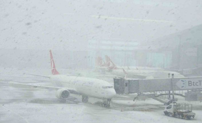 İstanbul Havalimanı’nda yoğun kar yağışı