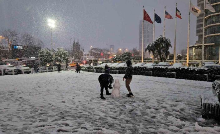 İstanbul’da vatandaşlar kar yağışının keyfini çıkardı