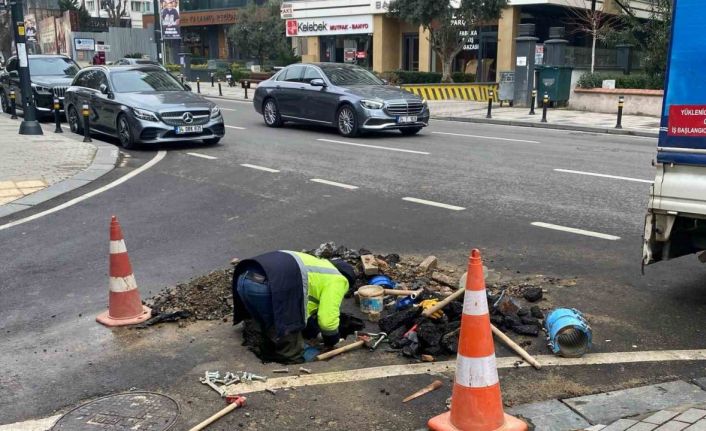 Kadıköy’de su borusu patladı, tazyikli su metrelerce yükseğe fışkırdı