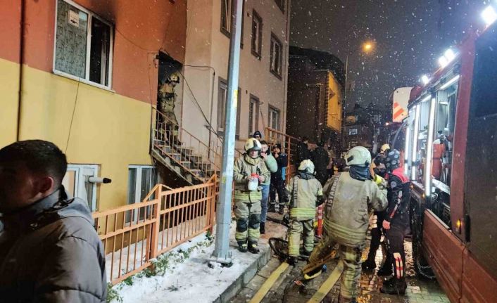 Kağıthane’de evde çıkan yangında 3 kişi dumandan etkilendi