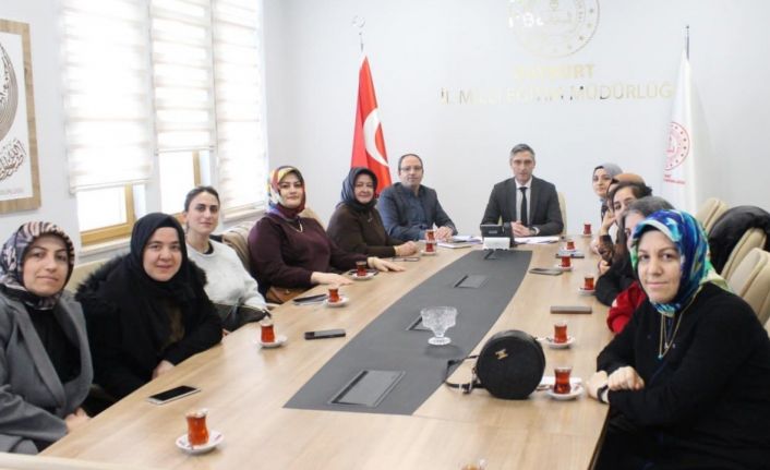 Kahraman kurslarda görev alacak öğretmenlerle bir araya geldi