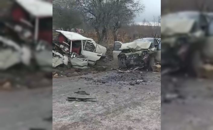 Kahramanmaraş’ta iki otomobil kafa kafaya çarpıştı: 3 ölü