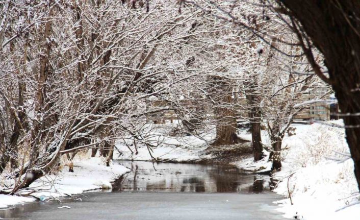 Kahramanmaraş’ta Mağaragözü Çayı buz tuttu