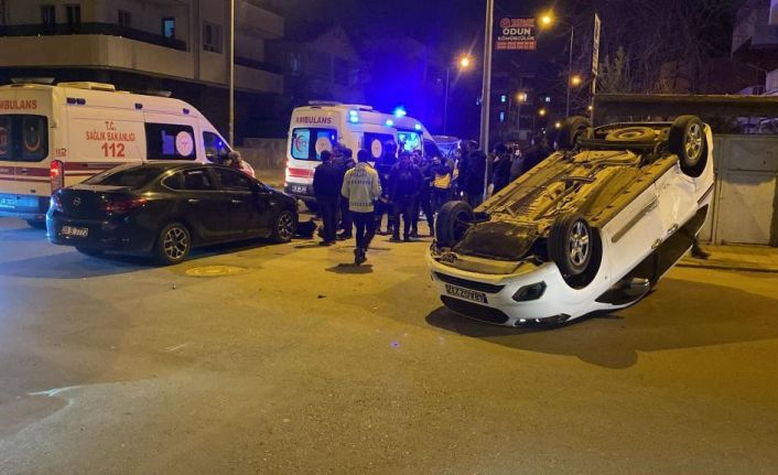 Kamyonet ile otomobil çarpıştı: 1 yaralı