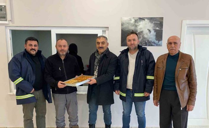 Kar küreme ekiplerine baklava ikramı